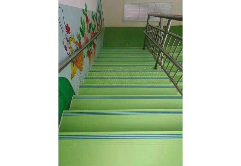 果綠色樓梯踏步與對應平臺